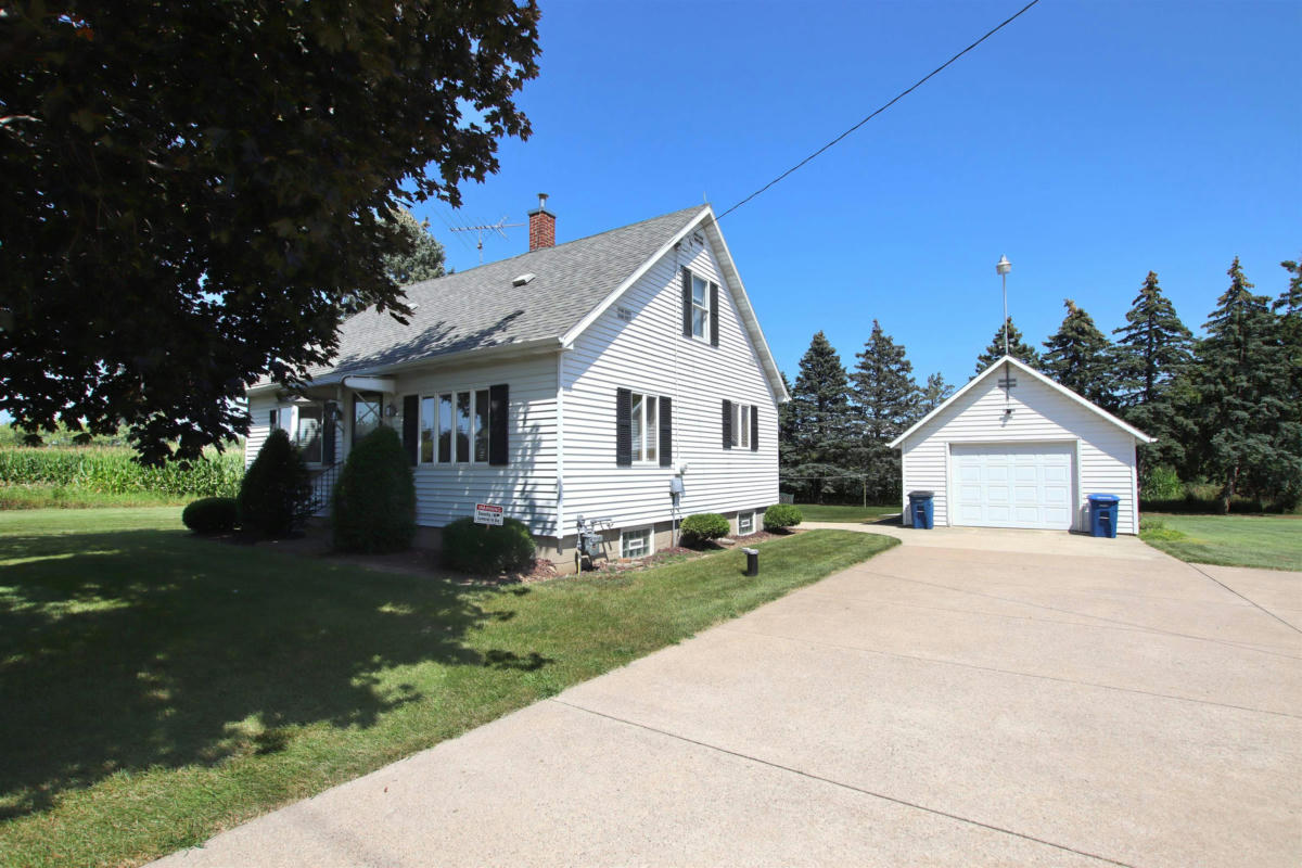 3682 OREGON ST, OSHKOSH, WI 54902, photo 1 of 25